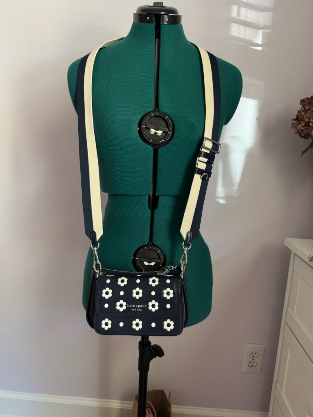 Kate Spade Navy Blue w/ Daisy Crossbody NWOT - Picture 2 of 8